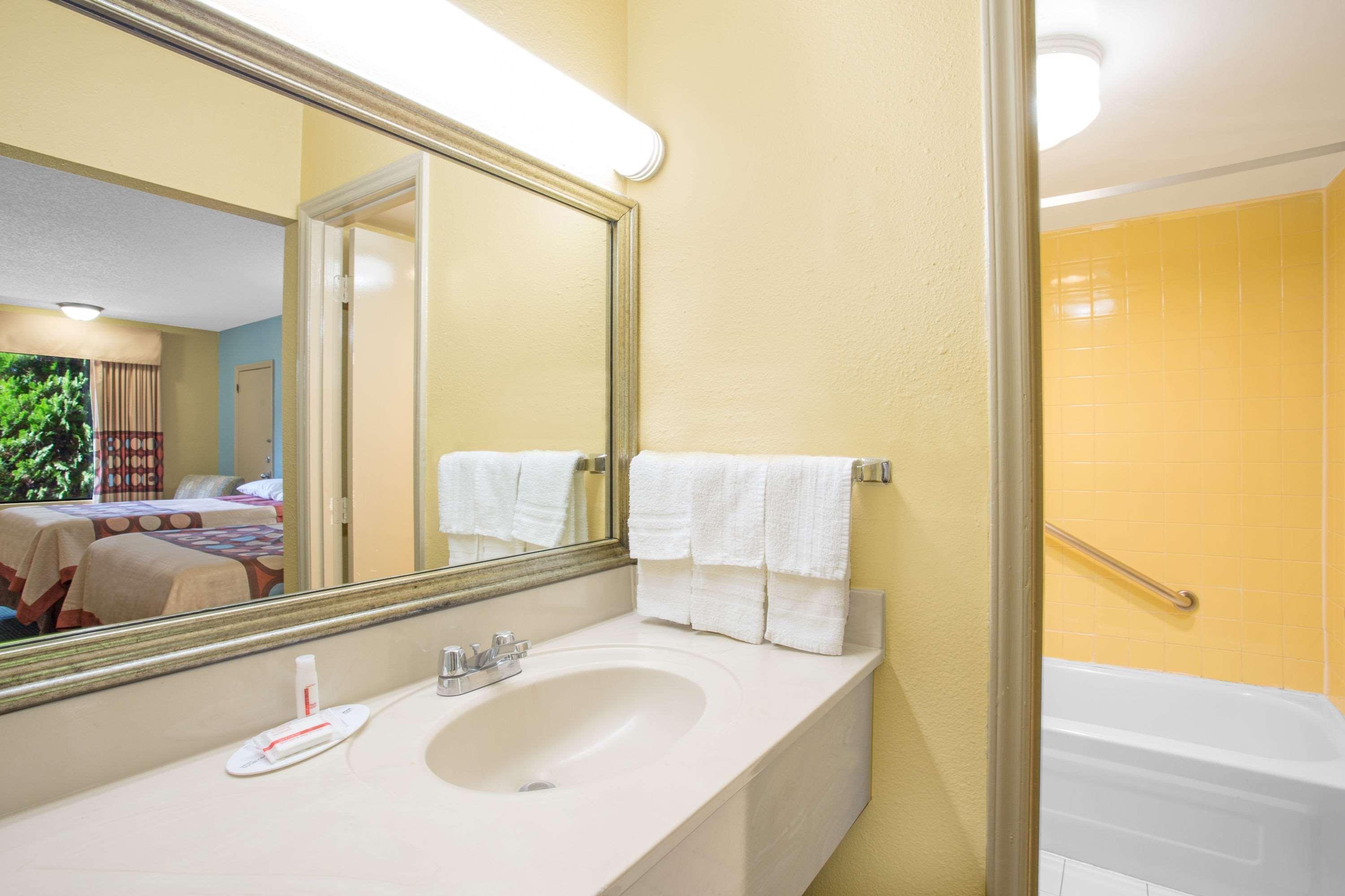 ซูเปอร์ 8 บาย วินด์แฮม ดันน์ Motel ภายนอก รูปภาพ